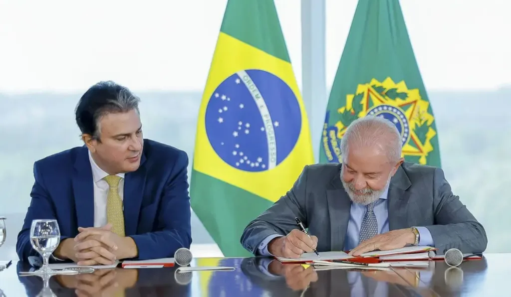 Lula e Camilo Santana assinam decreto que muda regras para o EAD e cursos presenciais