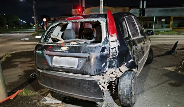 Caminhoneiro bate na traseira de carro, fere adolescente, e foge sem prestar socorro na Linha Verde