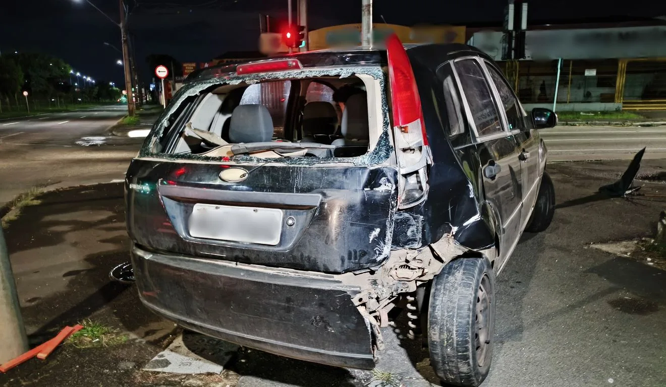 Caminhoneiro bate na traseira de carro, fere adolescente, e foge sem prestar socorro na Linha Verde