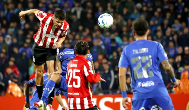 Jogador do Estudiantes cabeceando uma bola