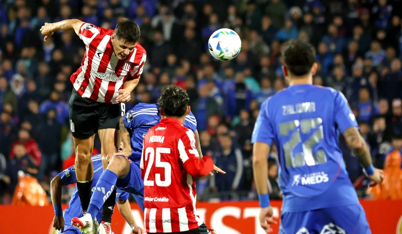 Jogador do Estudiantes cabeceando uma bola