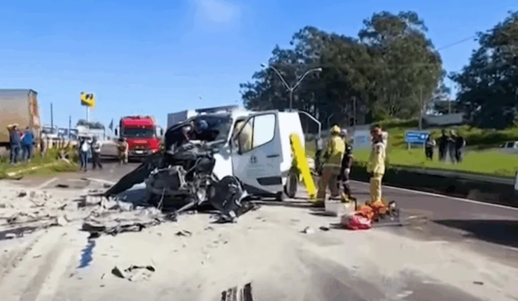 Imagem da ambulância após a colisão.