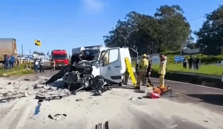 Imagem da ambulância após a colisão.