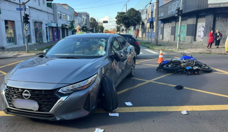 Mãe e filha foram internadas em estado grave após colisão entre moto e carro