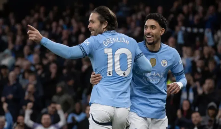 Jogadores do Manchester City em campo.