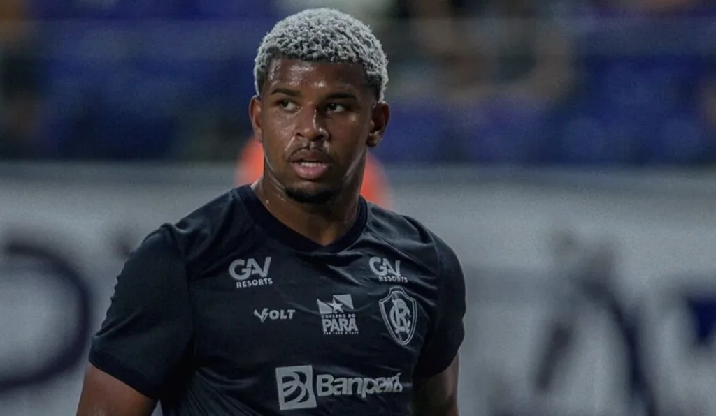 Jaderson, ex-jogador do Athletico, em ação pelo Remo.