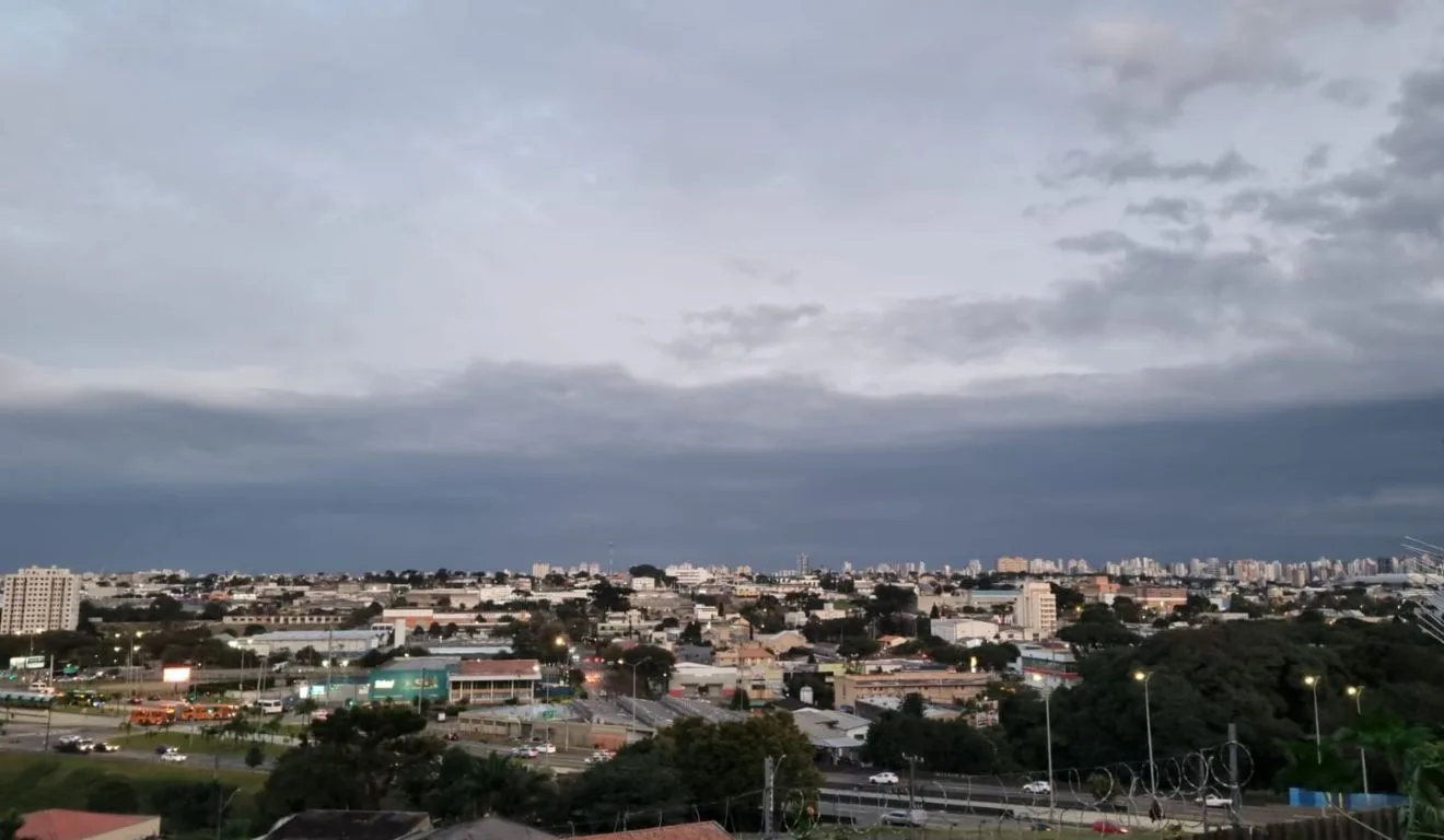 Frente fria deve derrubar temperaturas em Curitiba