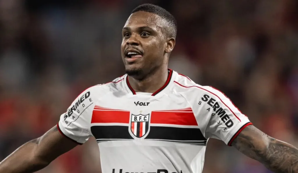 Alexandre Jesus comemora gol do Botafogo-SP contra o Athletico