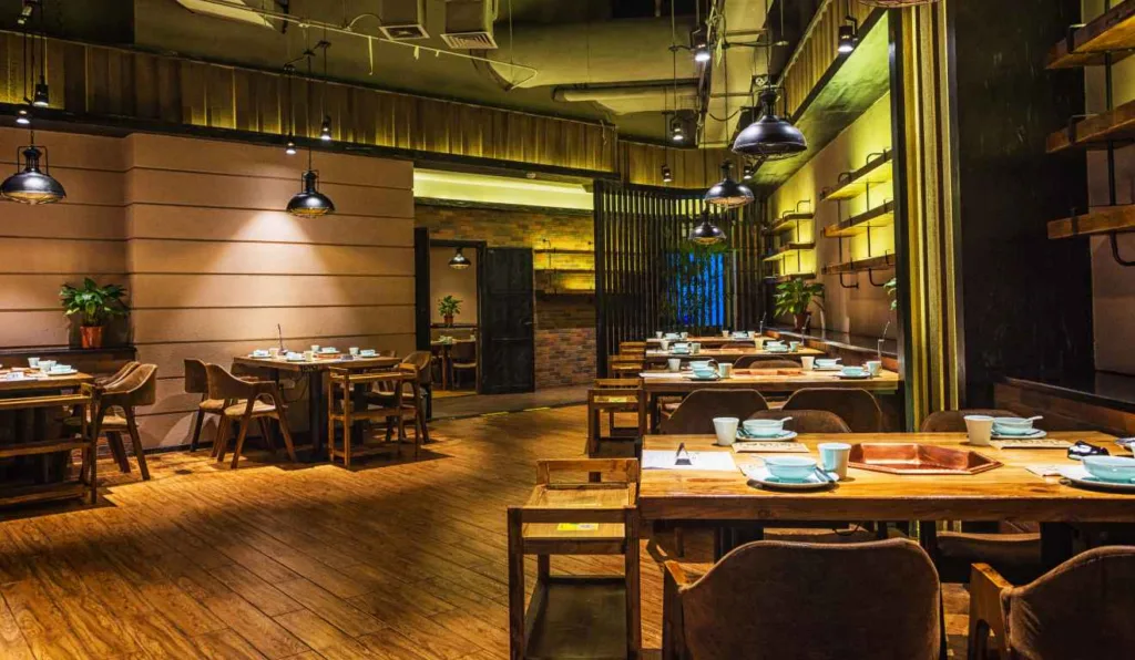 Interior de um restaurante.