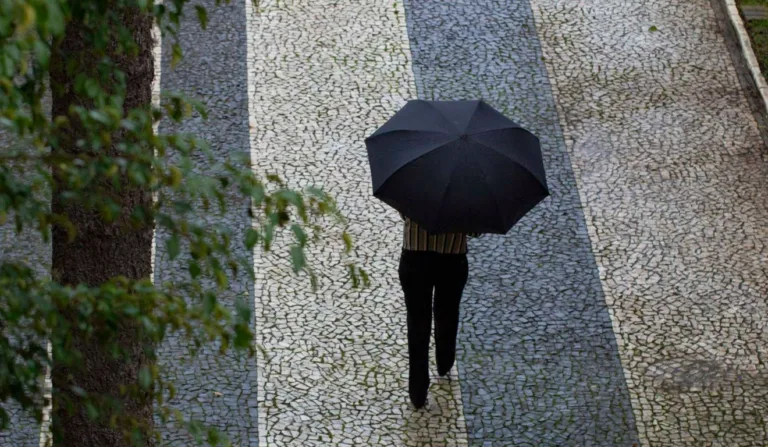 pessoa andando na chuva para ilustrar alerta laranja no paraná