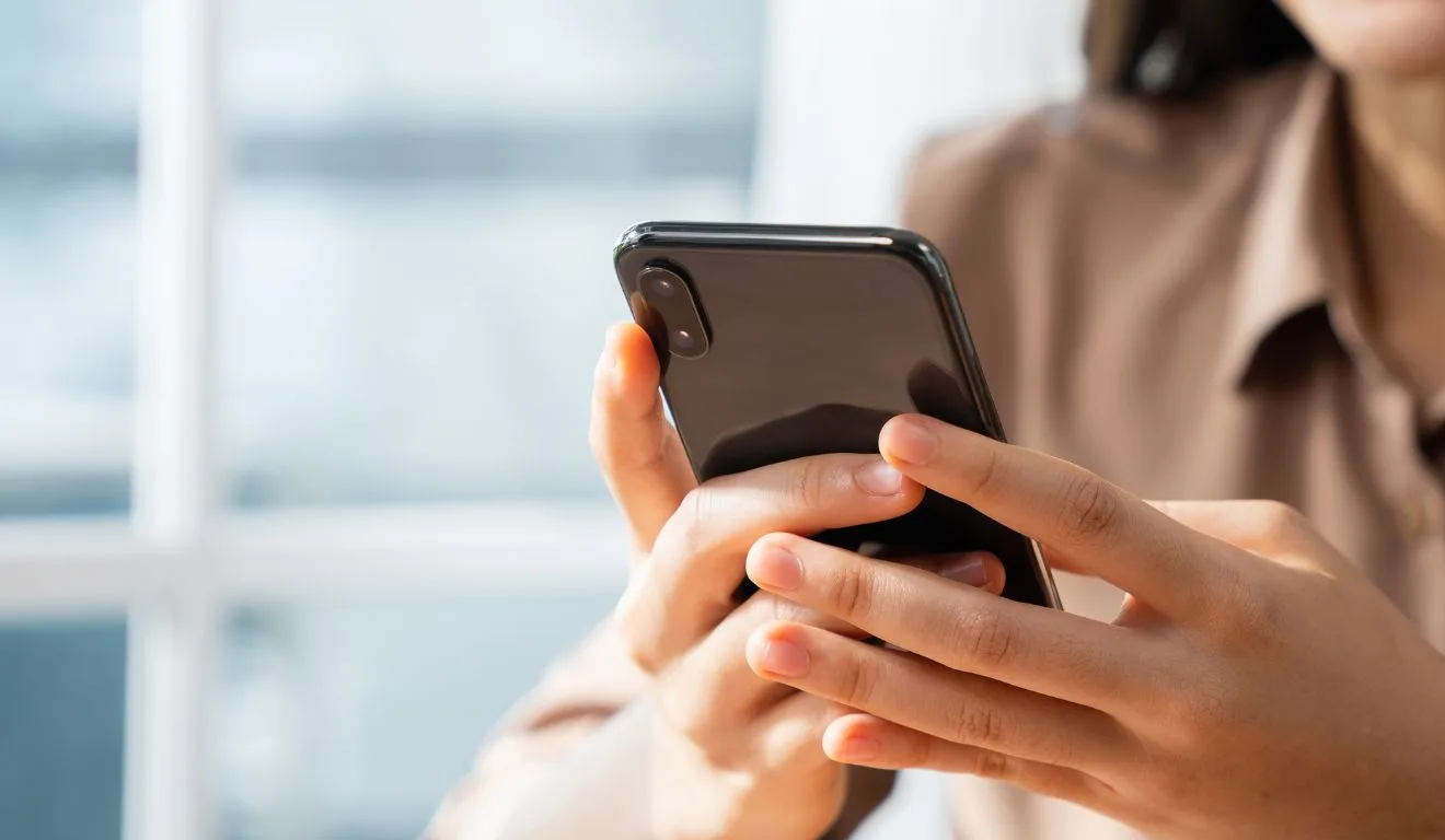 mulher mexendo no celular