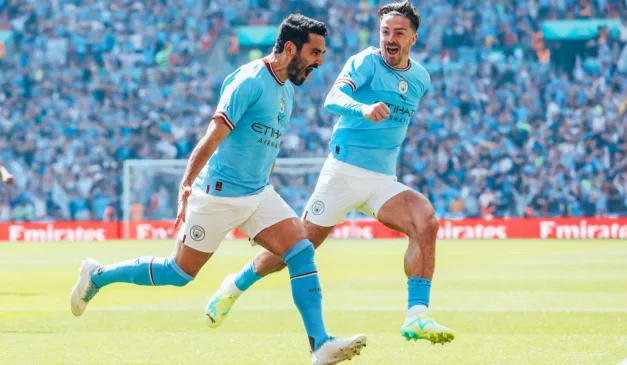 jogadores do Manchester City comemoram gol