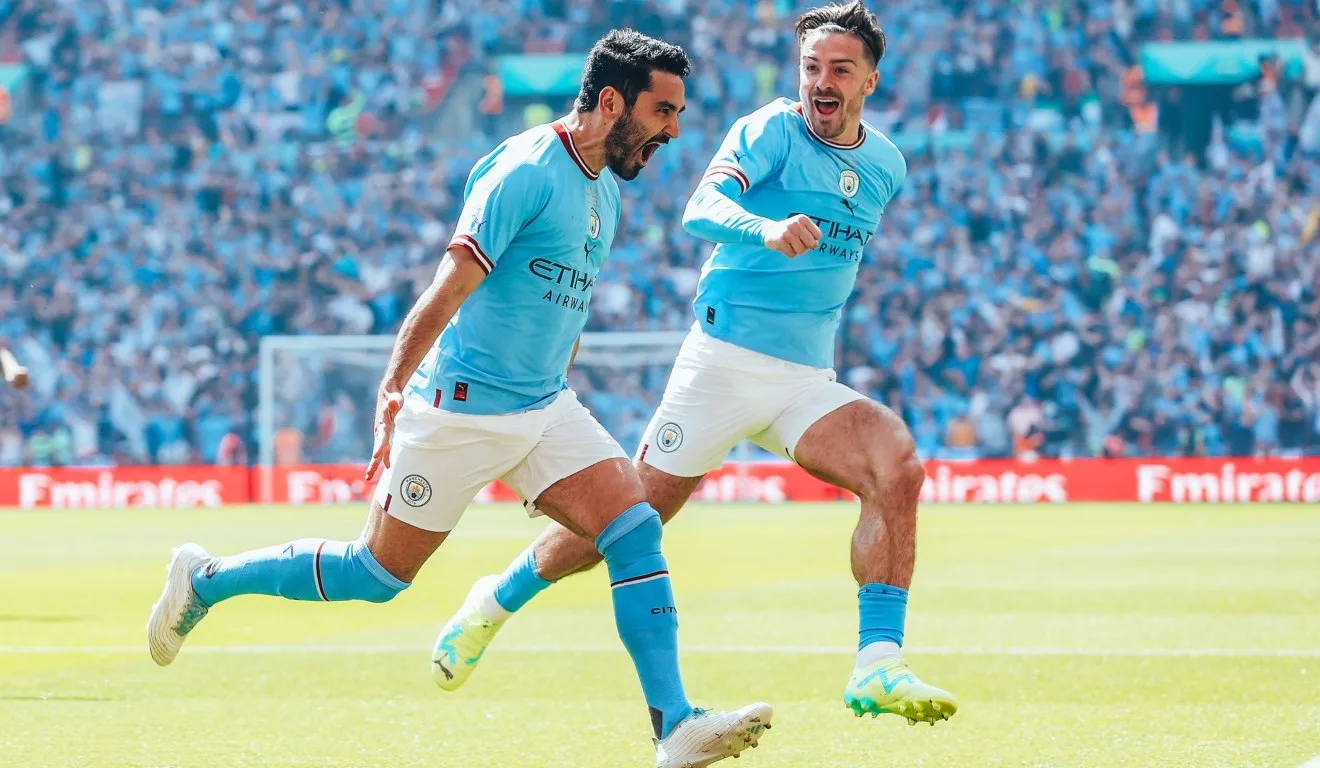 jogadores do Manchester City comemoram gol
