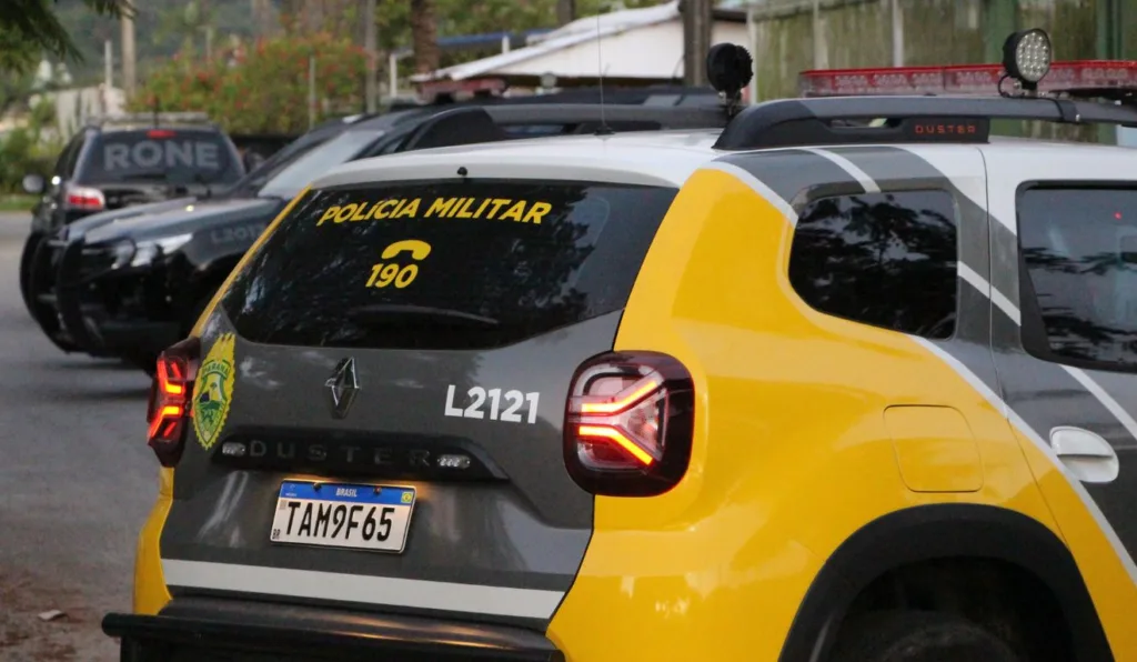 viatura da polícia militar foi acionada para atender o caso do homem que foi esfaqueado pela esposa