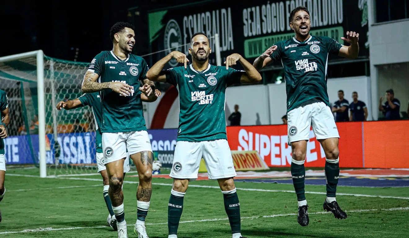 Jogadores do Goiás comemorando gol