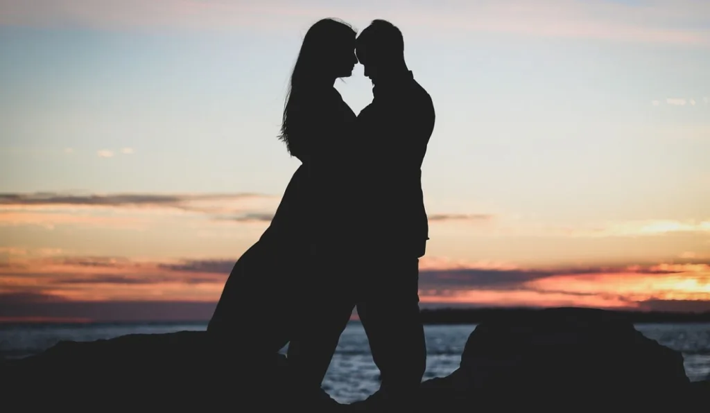 casal na praia para ilustrar como trazer o amor de volta com simpatias