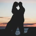 casal na praia para ilustrar como trazer o amor de volta com simpatias