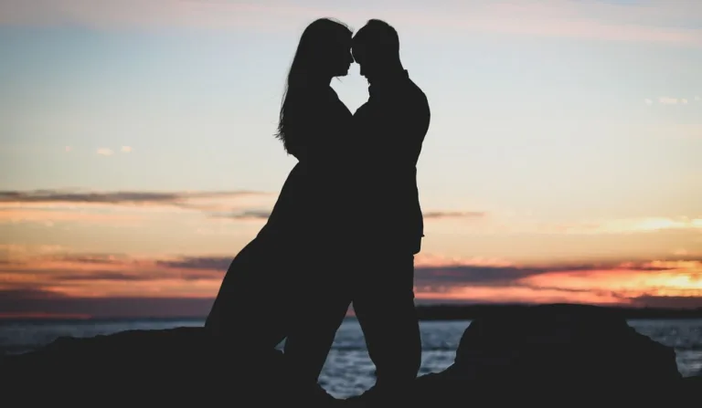 casal na praia para ilustrar como trazer o amor de volta com simpatias