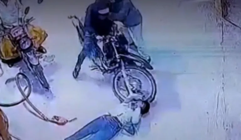 frentista que foi baleada caida no chão ao lado da moto