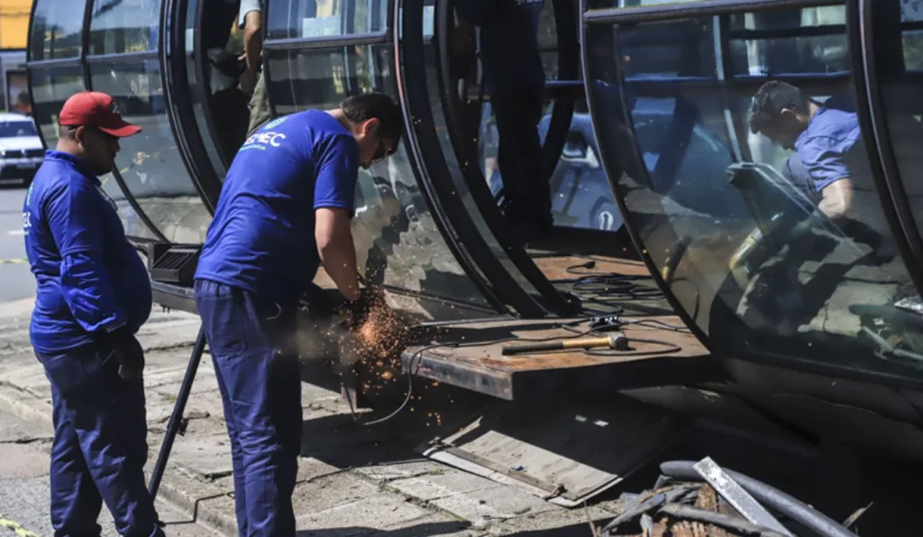 homem realizando reforma em estação-tubo em Curitiba