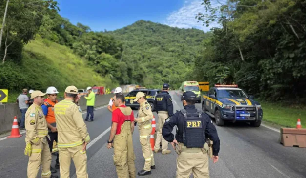 Acidente com caminhão aconteceu na última terça (20); veículo foi removido neste domingo (25)