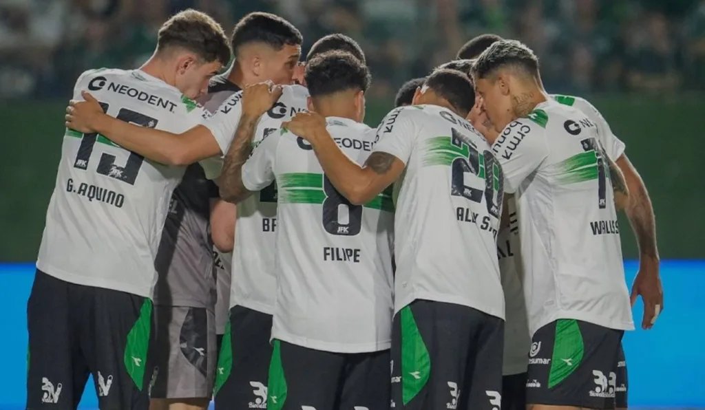 Elenco do Coritiba reunido antes do jogo em Goiânia.