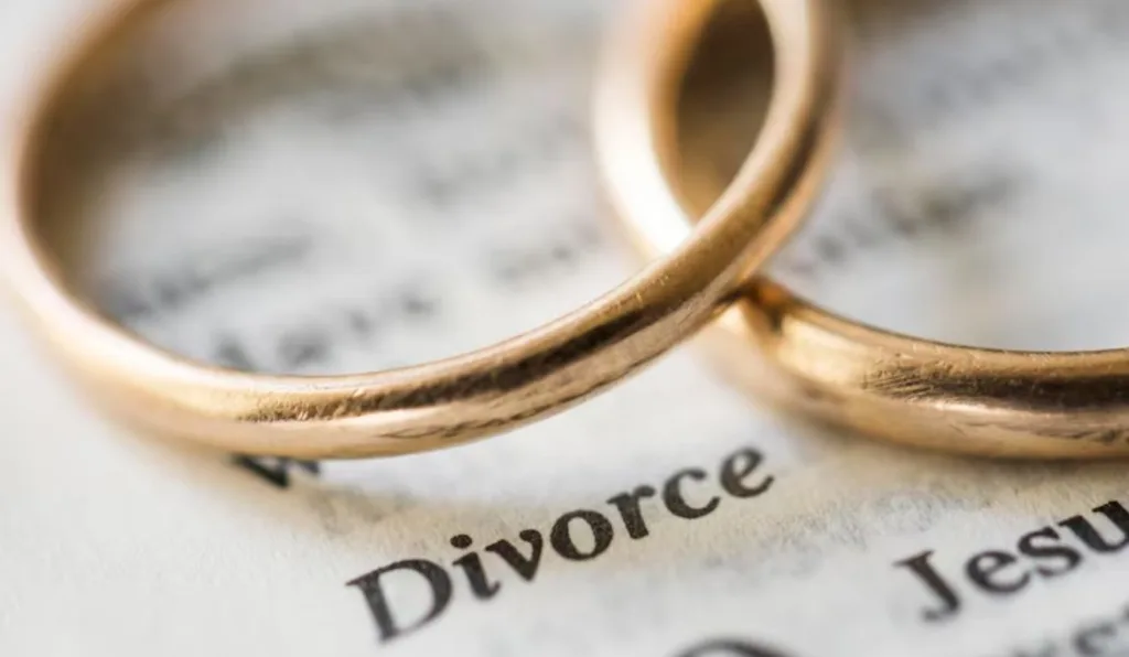 aliança em cima da bíblia