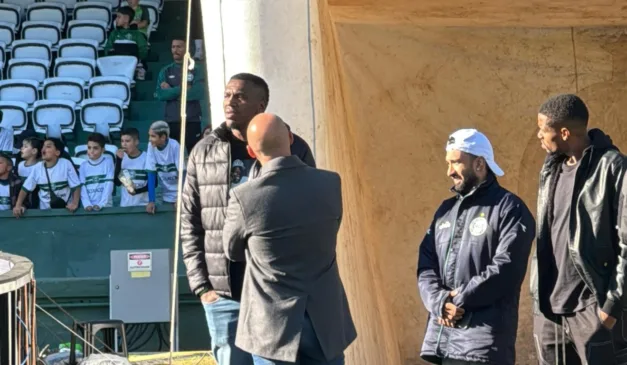 Jacy, Clayson e Iury, novos reforços do Coxa, acompanharam a partida no estádio. (Foto: Reprodução/ Redes Sociais)