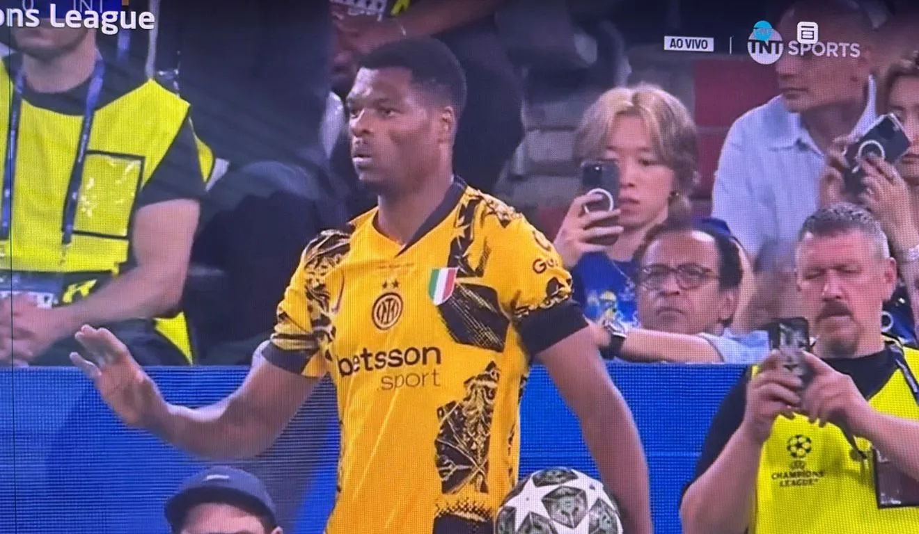 Segurança da partida aproveitou para tirar uma foto (Foto: Reprodução TNT Sports)