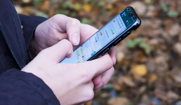 pessoa digitando no celular no WhatsApp