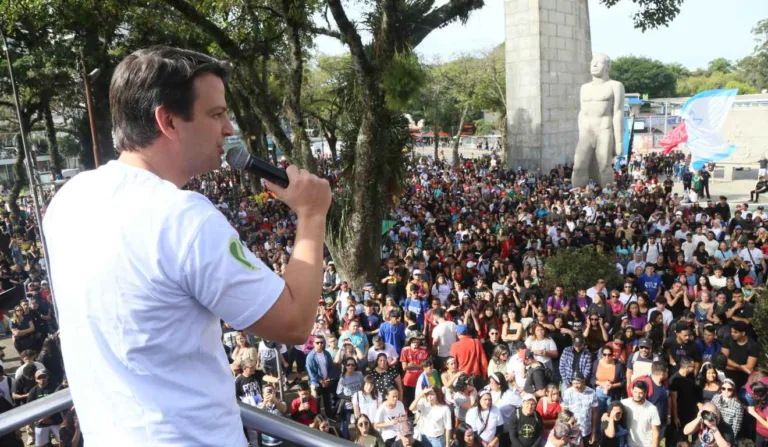 Marcha para Jesus reúne milhares de fiéis ao Centro de Curitiba