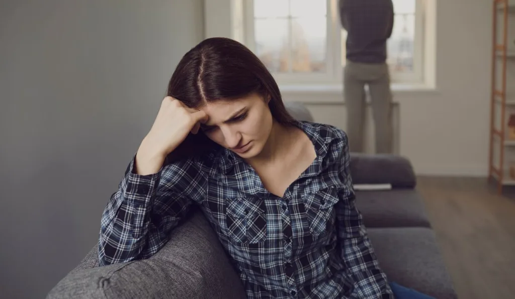 casal brigado para ilustrar um relacionamento narcisista