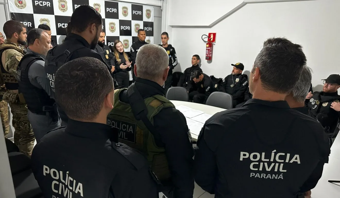 Policiais civis e penais durante operação