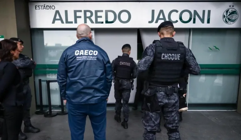 Operação no estádio Alfredo Jaconi (Foto: Grégori Bertó/ GABCOM/MPRS)