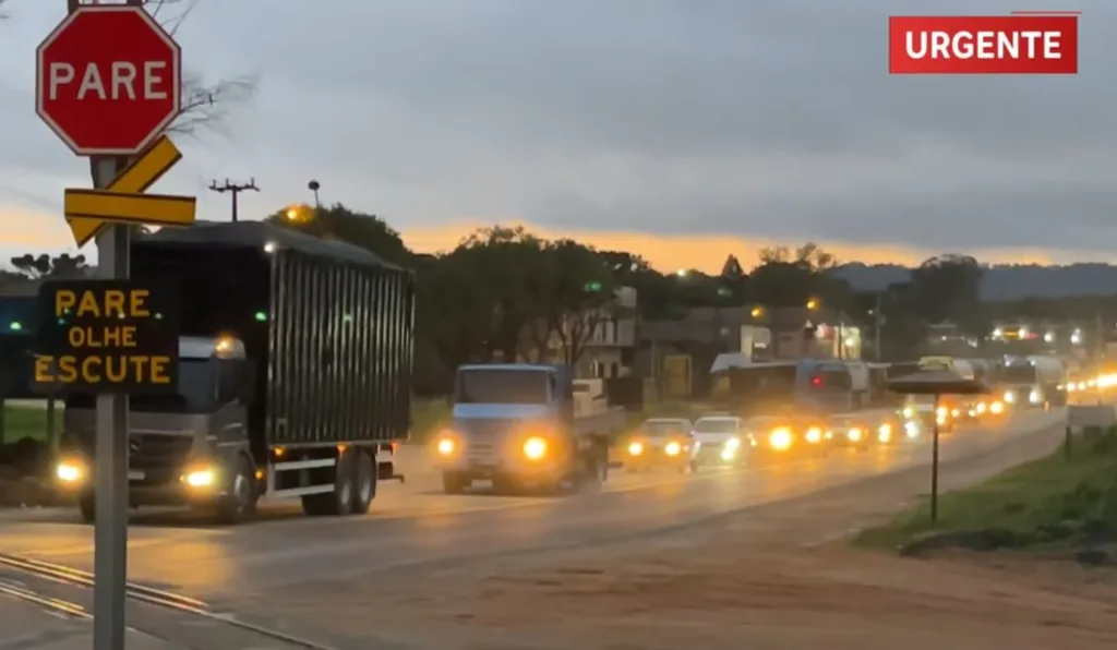 Trânsito na Rodovia dos Minérios às 6h30, após o fluxo ser liberado