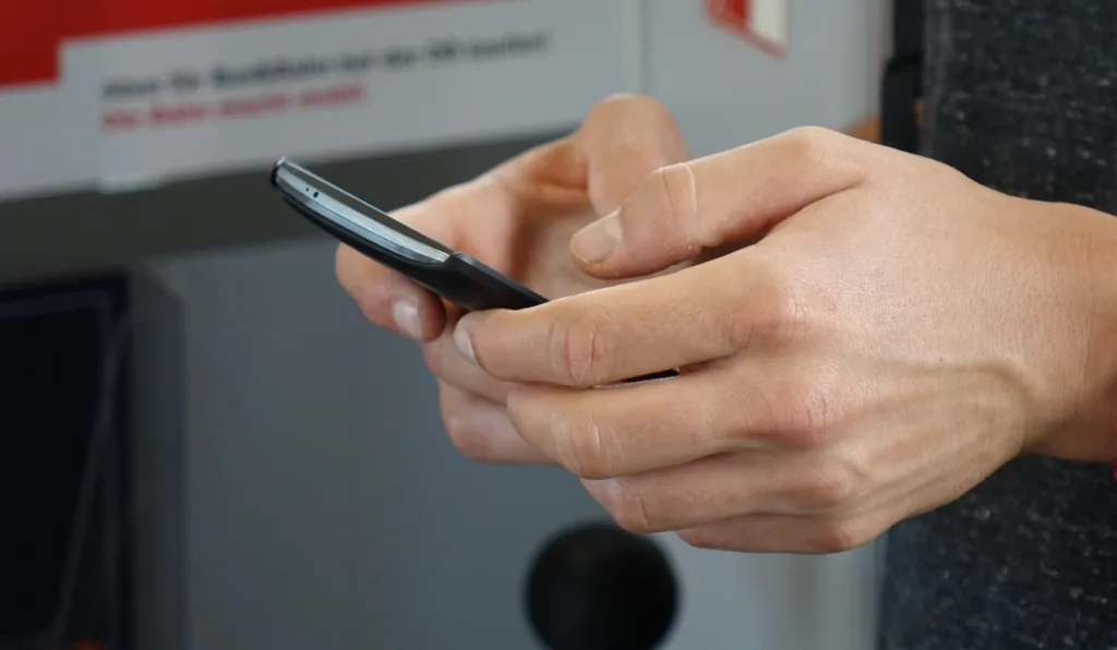 pessoa digitando no celular