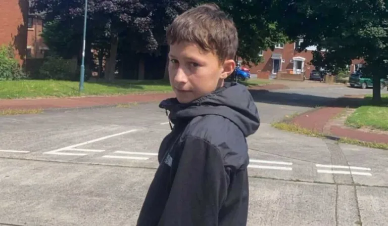 Adolescente em condomínio