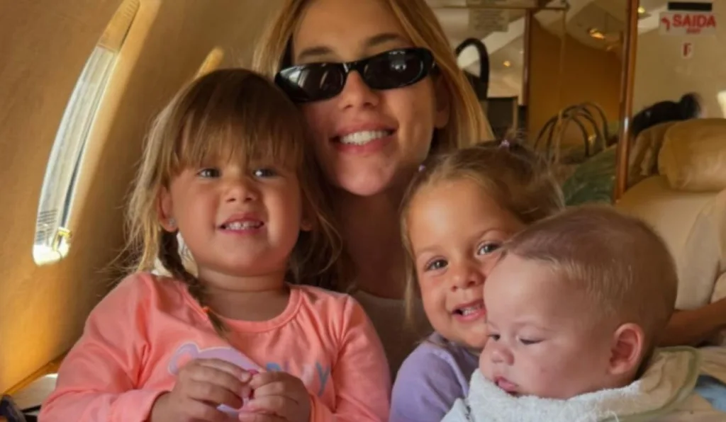 virgínia com os filhos em um avião