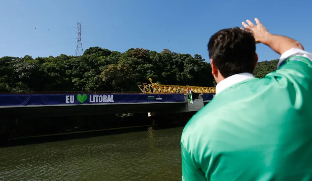 Ratinho Jr. observa a construção da Ponte de Guaratuba