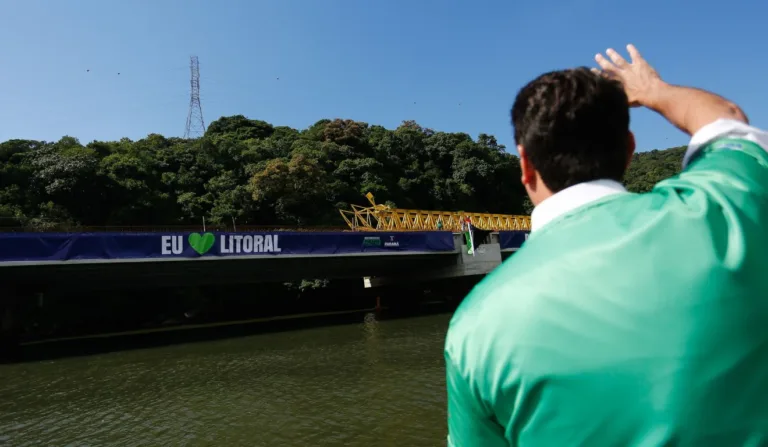 Ratinho Jr. observa a construção da Ponte de Guaratuba