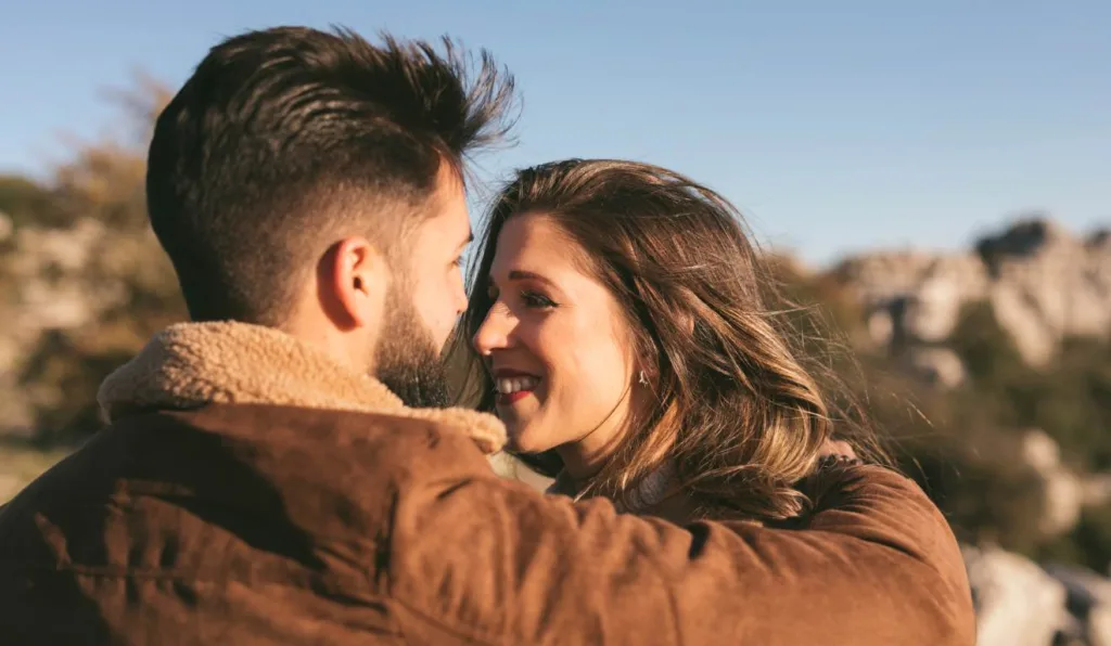 Casal se olhando e sorrindo