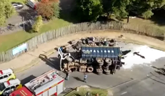 caminhao com sucata tombado em Curitiba