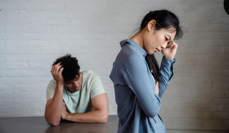 casal brigado para ilustrar um relacionamento narcisista