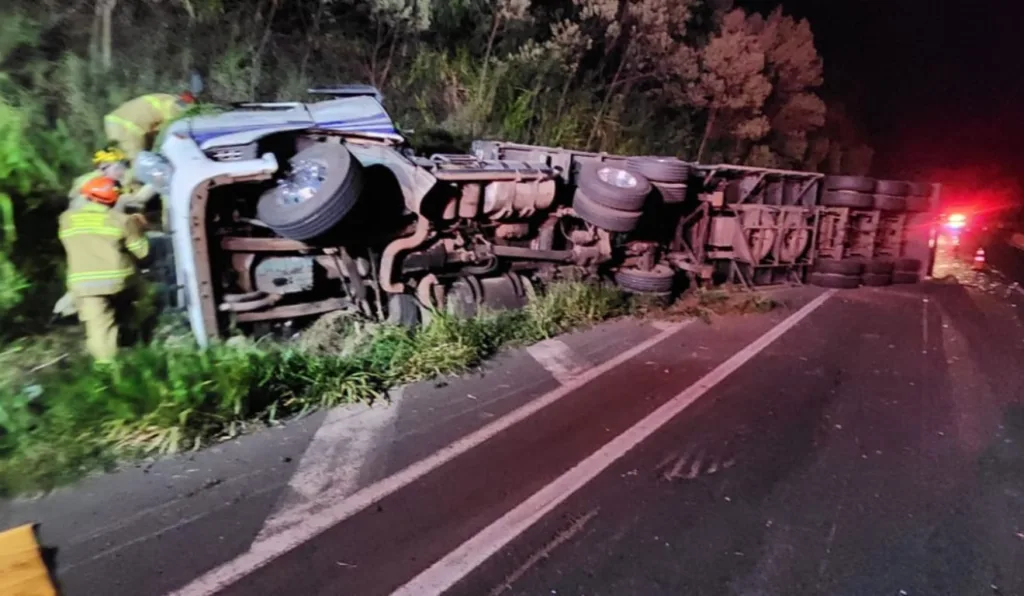 caminhoneiro morre após tombar na BR-376, em Ortigueira