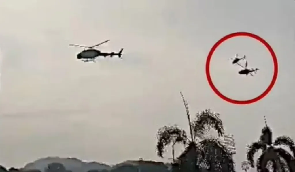 momento em os helicópteros colidem no ar