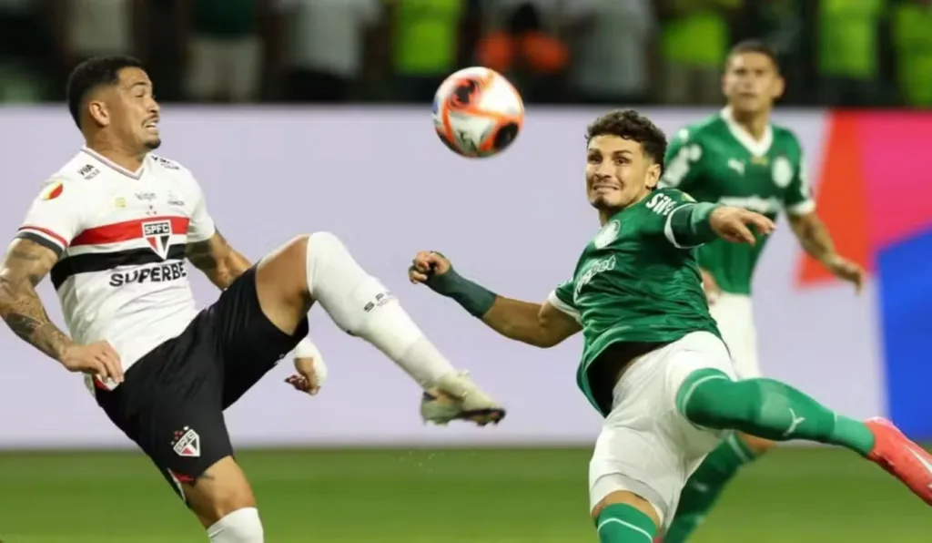 Palmeiras tentará vitória no clássico para se manter líder