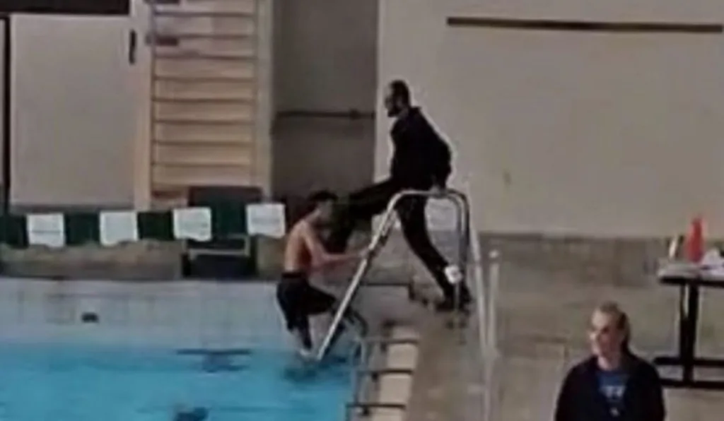 professor agredindo aluno na piscina