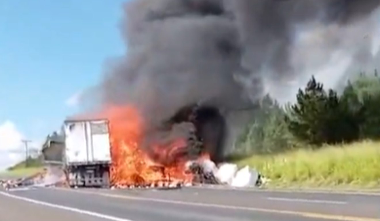 Caminhões pegando fogo