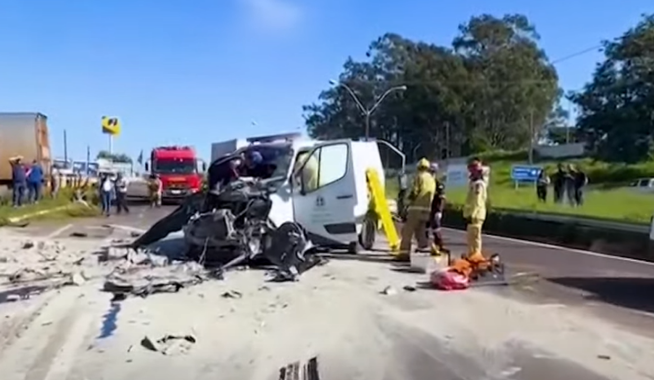 Imagem da ambulância após a colisão.