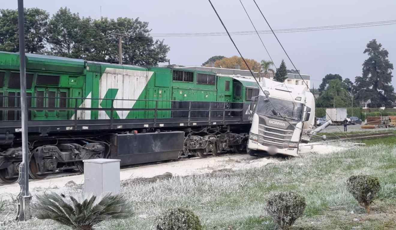 Acidente com trem em Pinhais aconteceu por volta das 6h30, desta quinta-feira (8)